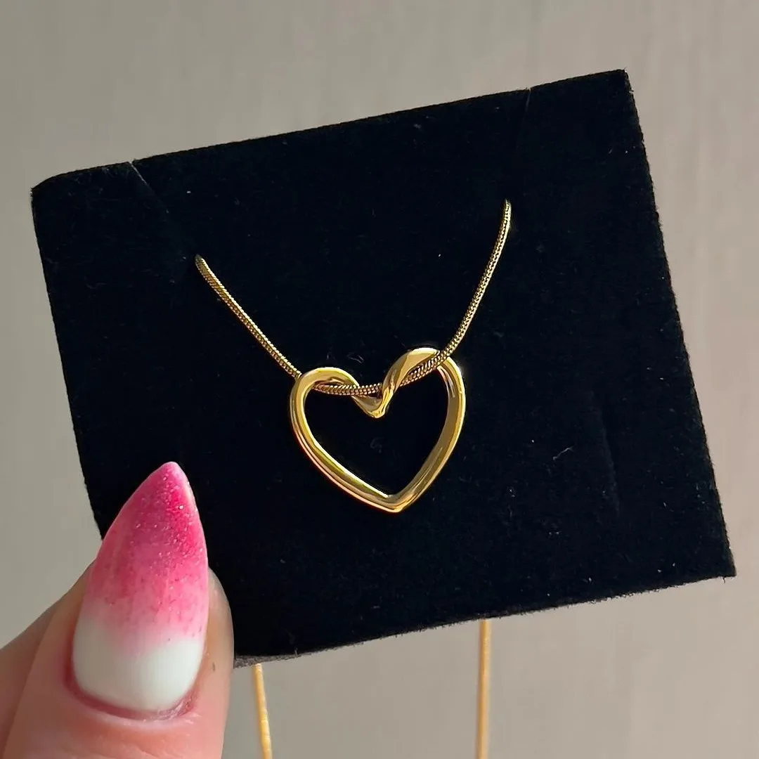 

New ins Stainless Steel Hollow Heart Necklace For Women Vintage Heart Pendant Necklaces Fashion Jewelry Gift