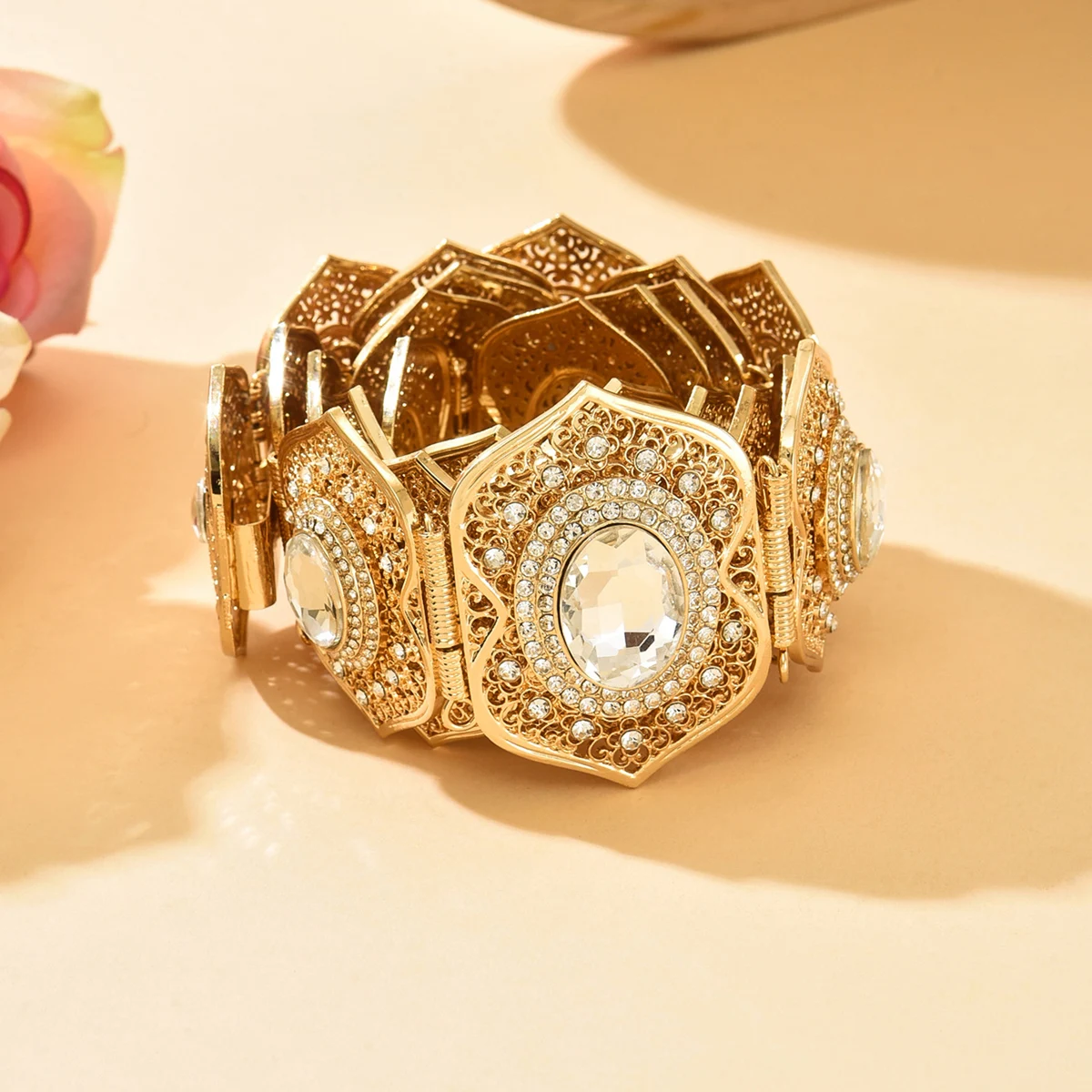 حزام تخريمية ذهبي فاخر لحفلات الزفاف - إكسسوار مميز بالكريستال المتلألئ مع نمط معقد لمظهر زفاف مذهل