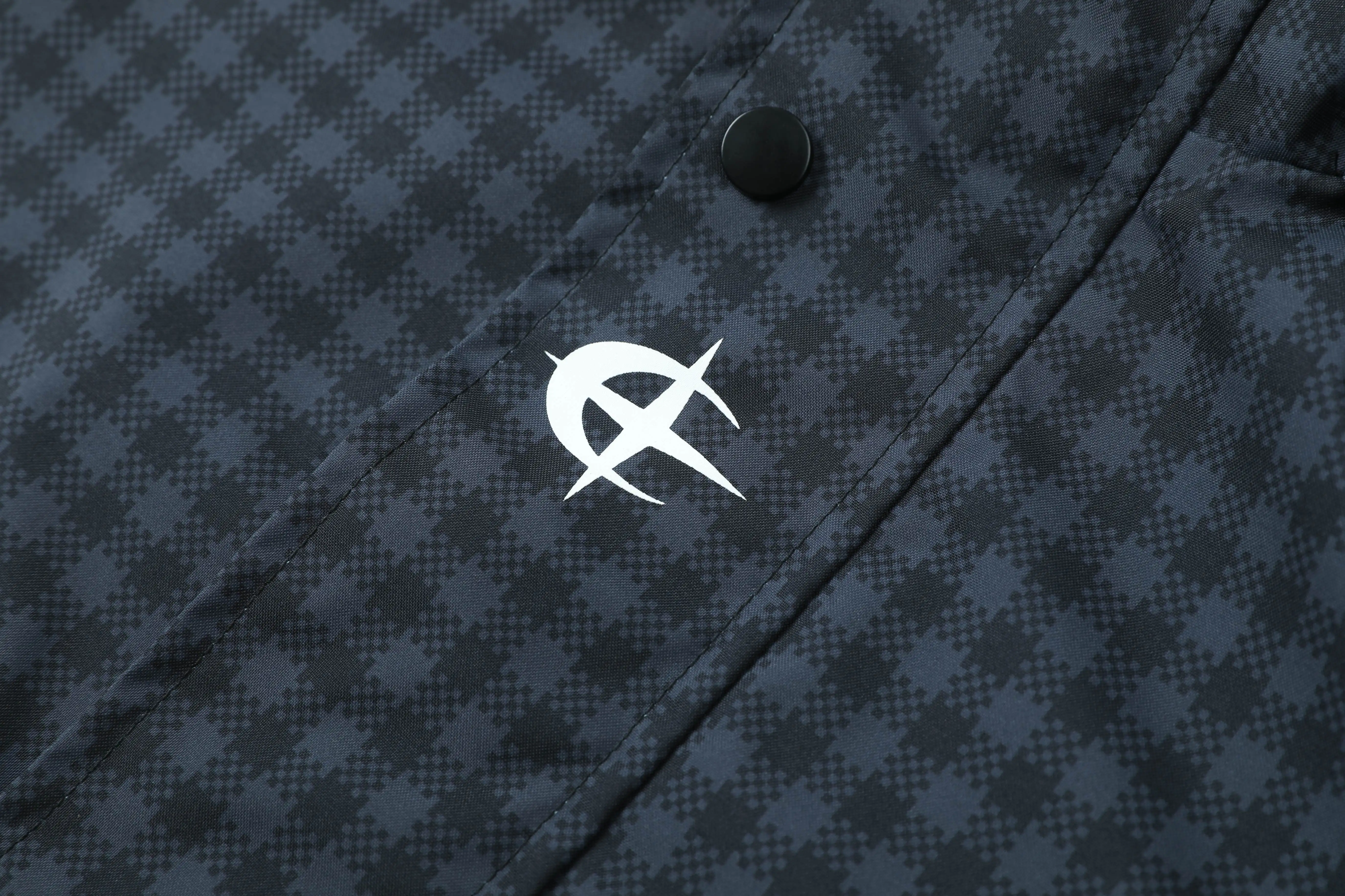 Neue Herrenjacke mit Karomuster und Kapuze, verstellbare Kordelzugbänder an Kapuze und Saum, winddichtes Material, lockere Passform mit überschnittenen Schultern, in verschiedenen Farben erhältlich, vielseitiges Freizeitoberteil für Herbst und Winter. – Detail 7