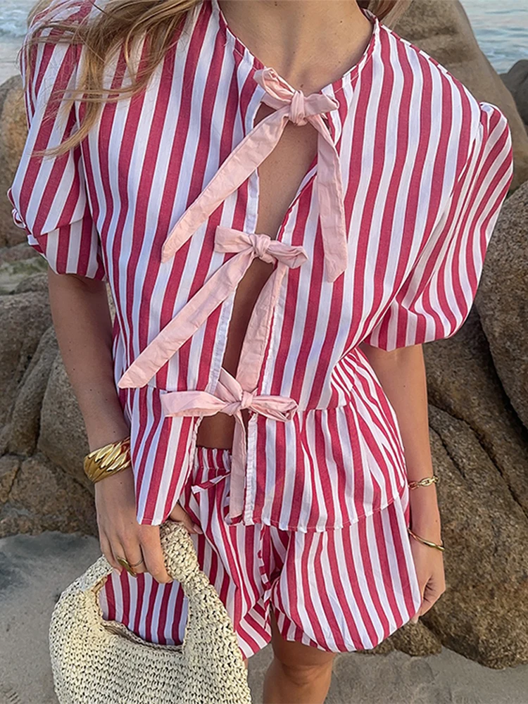 

Полосатая рубашка и брюки, женские повседневные шорты с бантом на шнуровке, короткие шорты с пышными рукавами и высокой талией, 2025 летних каникул, женский костюм, пляжная одежда