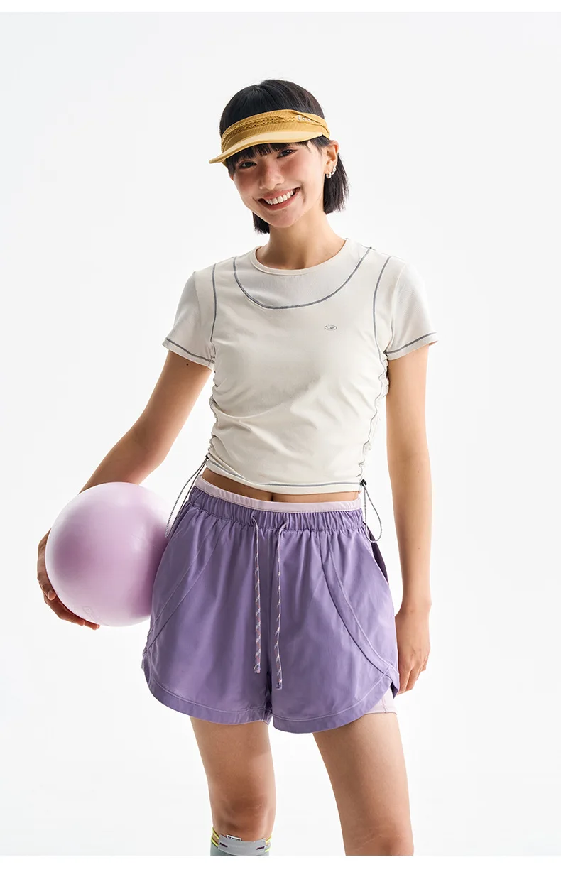 Schnell trocknendes, schmal geschnittenes Crop-Top für Damen – atmungsaktives Sport-T-Shirt mit Kontrastnähten für Fitness und Laufen – Detail 16