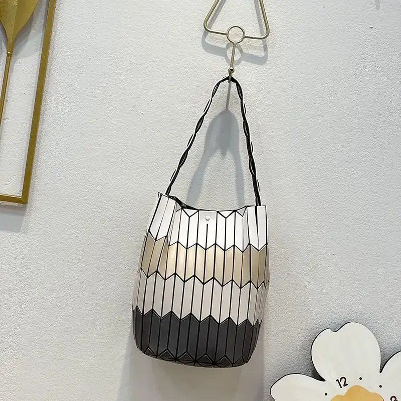 

2025 Korean-Japanese Fashion Women's Handbags|Geometric Design Basket Bag|Quilted Bucket Style|Shoulder&Handheld | Light Luxury