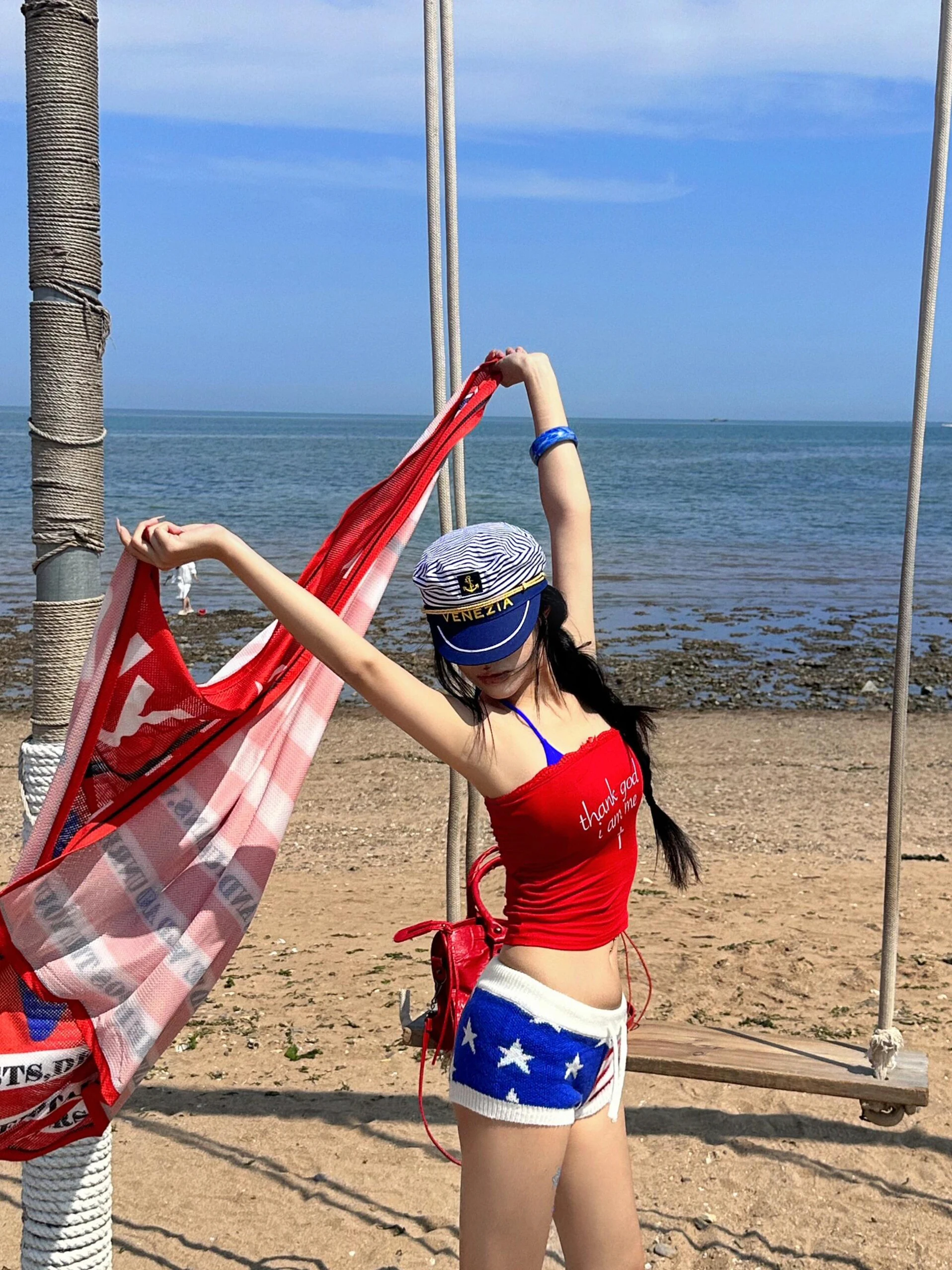 

Летний модный комплект Bla Diary Thai Land: топ-бандо с узлом и принтом в виде букв и шорты с круглым вырезом