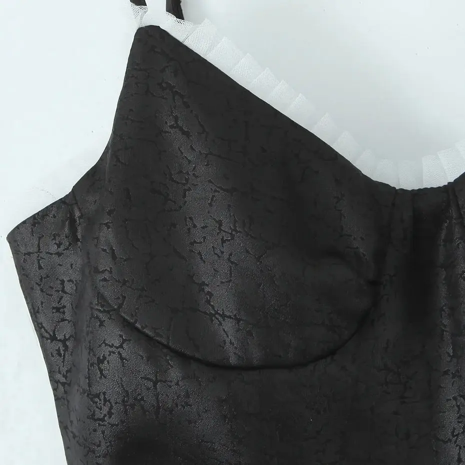 فستان قصير مثير من الساتان الأسود موديل 2025 فستان نسائي قصير بآذان خشبية مقسمة على شكل حرف V بحاشية منخفضة الصدر فساتين حفلات متأرجحة رداء