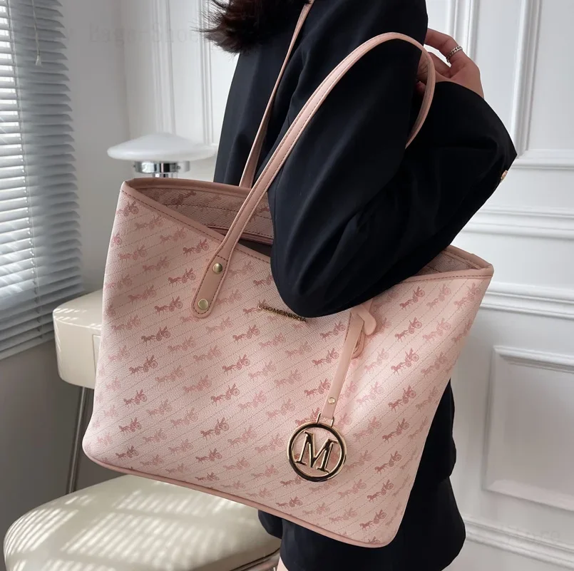 2025 New High-End Texture Large Capacity Autumn Versatile Simple Shoulder Bag Women's Class Commuting Tote Bag