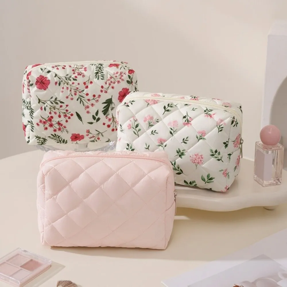 Multi-functional Quilted Makeup Bag Flower Printed Large Capacity Cosmetic Pouch Lightweight Data Cable Storage Bag for Women