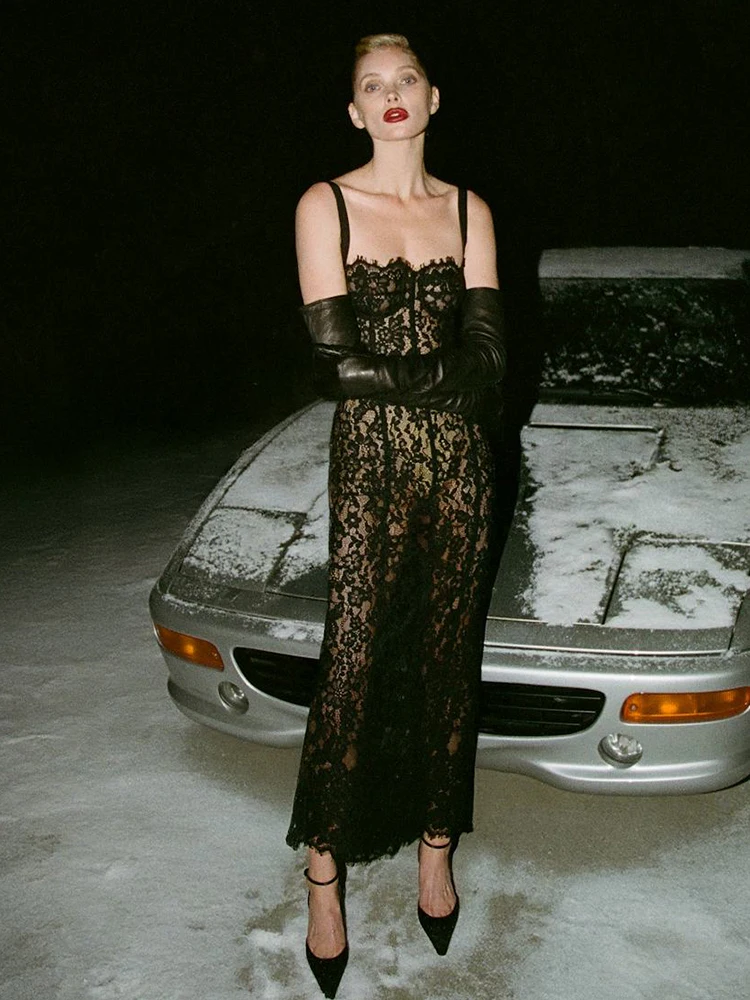 PB Elegantes langes Kleid aus schwarzer transparenter Spitze mit quadratischem Kragen und strukturiertem Oberteil – ideal für formelle Abende und stilvolle Anlässe