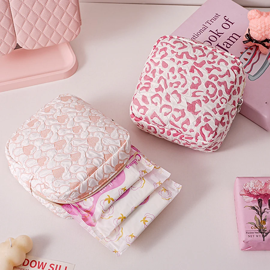 Tasche für Damenbinden mit Herzmuster, großer Reißverschluss, Kosmetik-Make-up-Tasche im Herz-Stil, niedliche tragbare Lippenstift-Make-up-Tasche, Organizer-Taschen