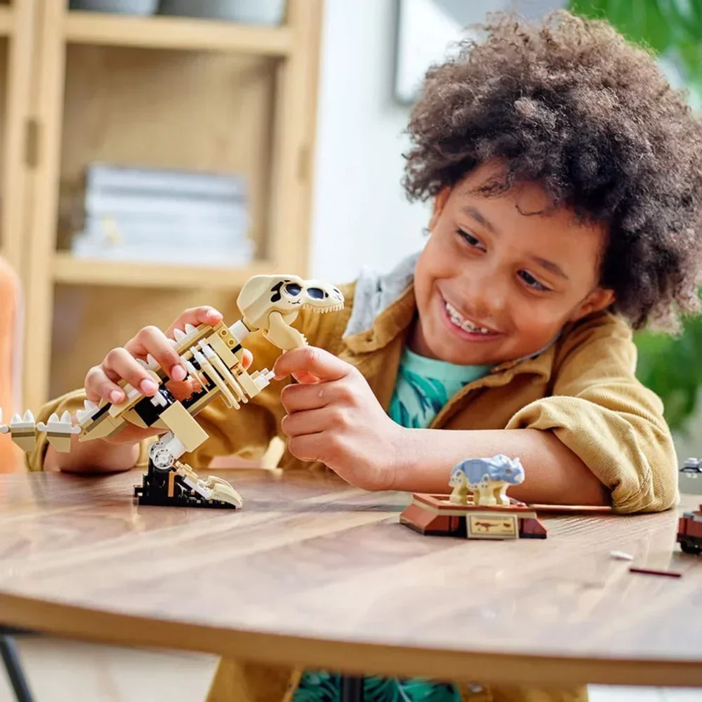 مجموعة مكعبات بناء المعرض الأحفوري على شكل ديناصور World Dinosaur. مجموعة ألعاب للأطفال، هدية رائعة للعام الجديد وأعياد الميلاد