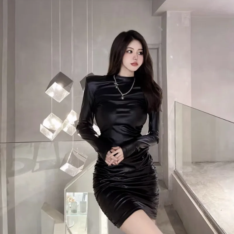 Modisches und sexy, langärmliges und stilvolles, tailliertes, plissiertes Hüftkleid aus PU-Leder für Frühling und Herbst