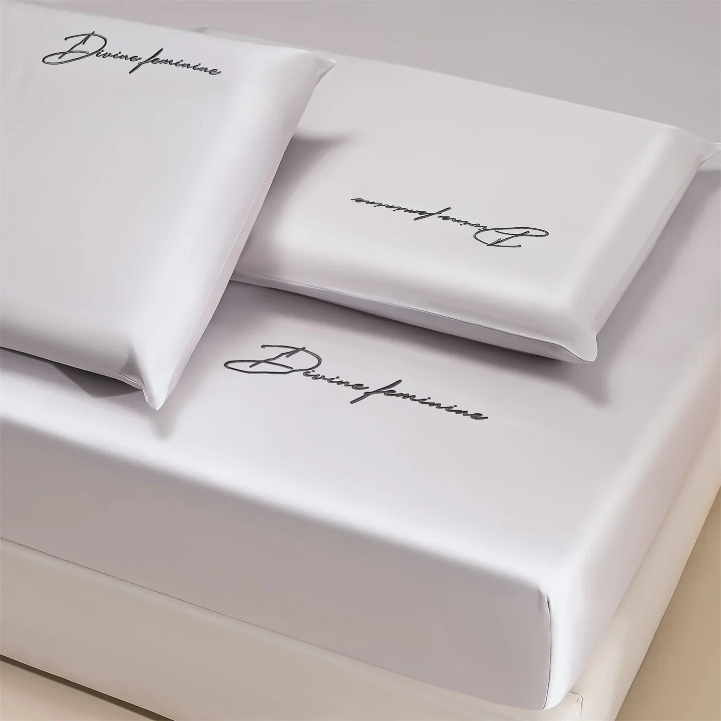 Luxury 100% Lyocell Fiber Cooling Fitted Sheet Summer Breathable Ice Silk Mattress Cover Fashion Embroidered Elastic Bed Sheets