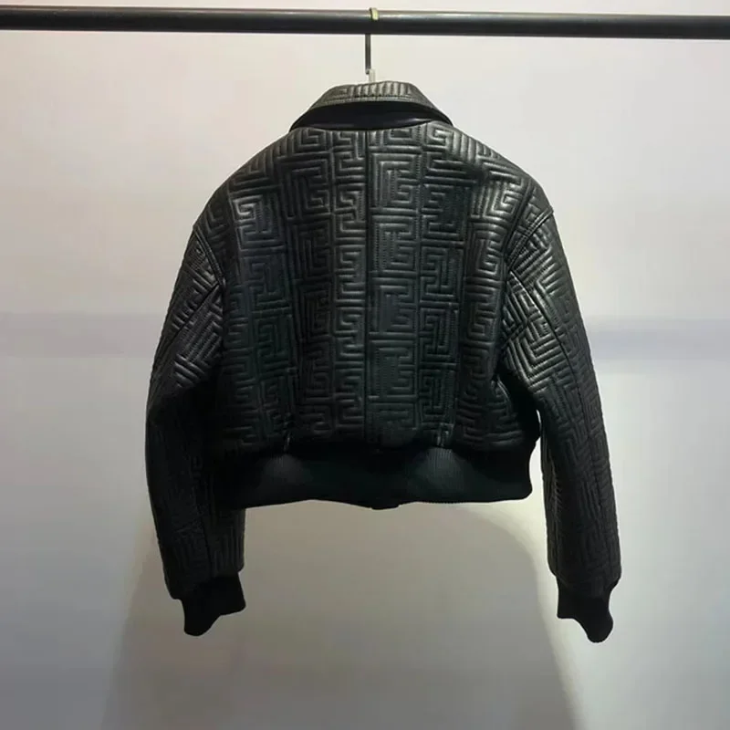 سترة نسائية من الجلد الطبيعي بطول قصير وياقة مقلوبة لربيع وخريف 2025 معطف مزين بجيب أنيق