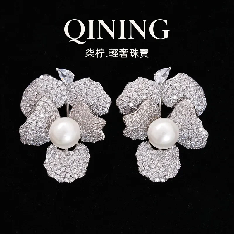 boucles-d'oreilles-clous-de-luxe-legeres-motif-rose-blanche-claire-et-perle-en-forme-de-petale-pour-une-ambiance-de-diner-elegante-et-extravagante