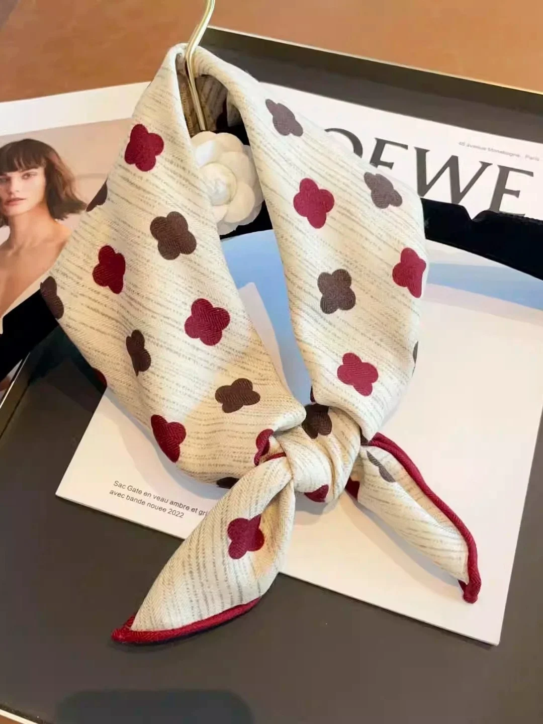 2026-新ポルカドットフラワーシルクウールスカーフ女性の白い正方形ファッションネック保護桑シルクスカーフ女性のアクセサリー