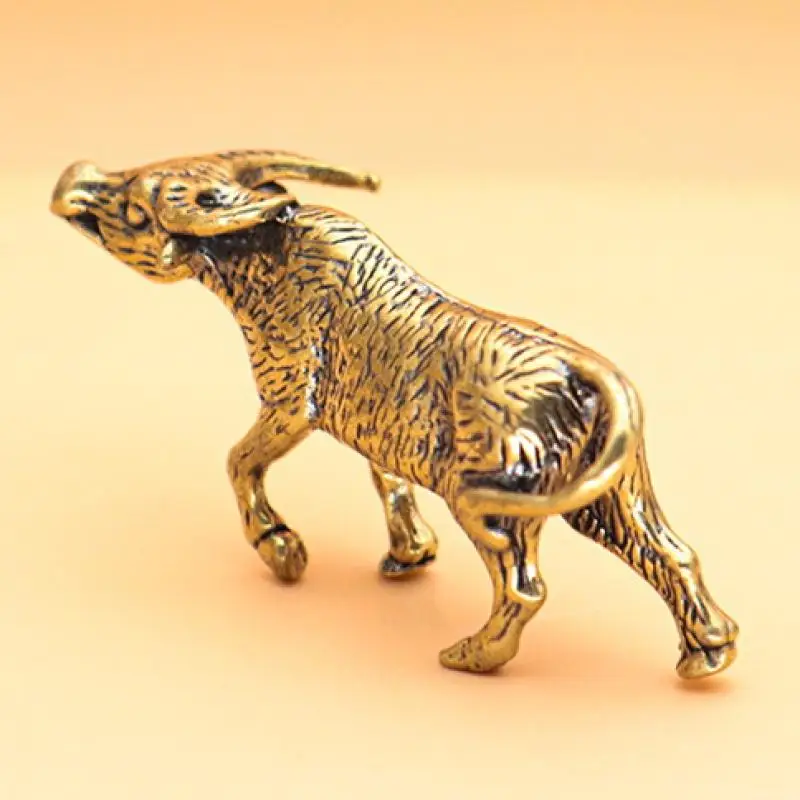 رائجة البيع 1 قطعة تمثال الحيوان النحاسي المحظوظ زخرفة مصغرة النحاس مصارعة الثيران تمثال للمنزل والمكتب مكتب الديكور #1