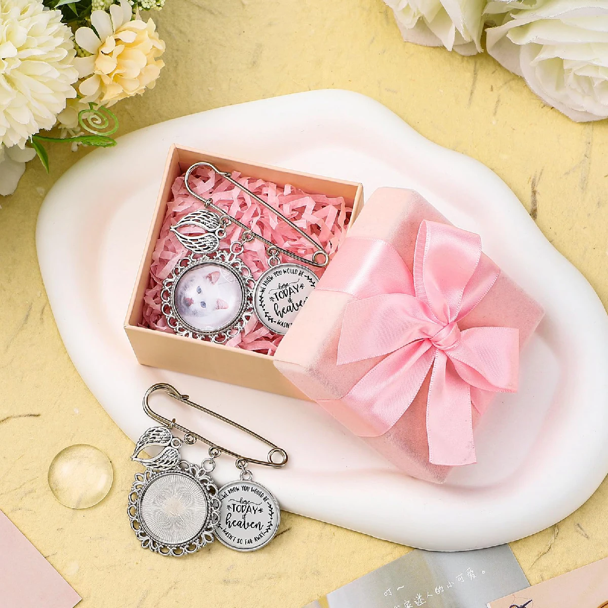 Tondiamo 2 Set Wedding Bouquet Photo Charms with Angel Wing DIY Memorial Pin, Gold, for Mother of Bride Groom, Graduation Cap De