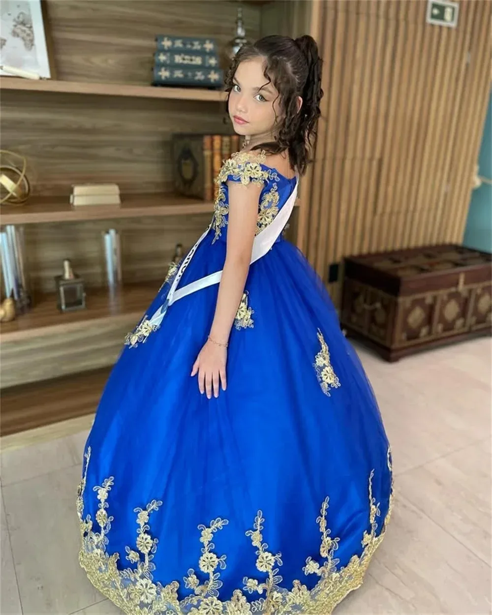 Królewska Niebieska Sukienka dla Druhny z Koronkowymi Aplikacjami, Odkryte Ramiona, Sukienki na Konkursy Piękności dla Dziewczynek, Długa Sukienka na Urodziny, Szyta na Miarę