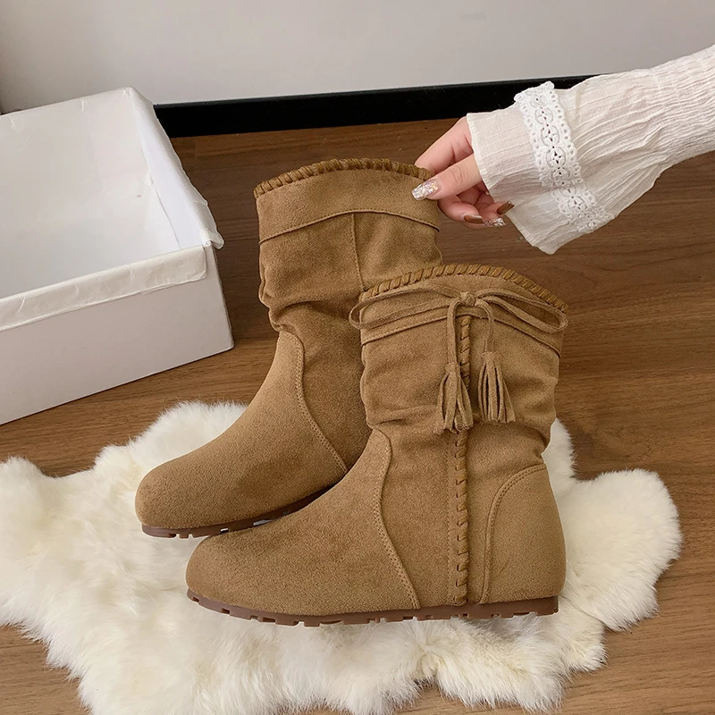 

Женские модельные ботинки на массивном каблуке и платформе до щиколотки