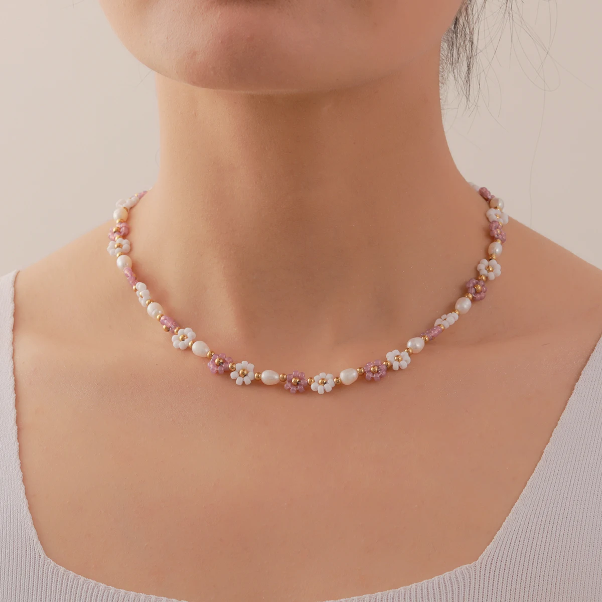 

Handmade Rice Bead Braided Flower Necklace for Women, Fresh Girly Pearl Necklace, Versatile Freshwater Pearl Clavicle Chain