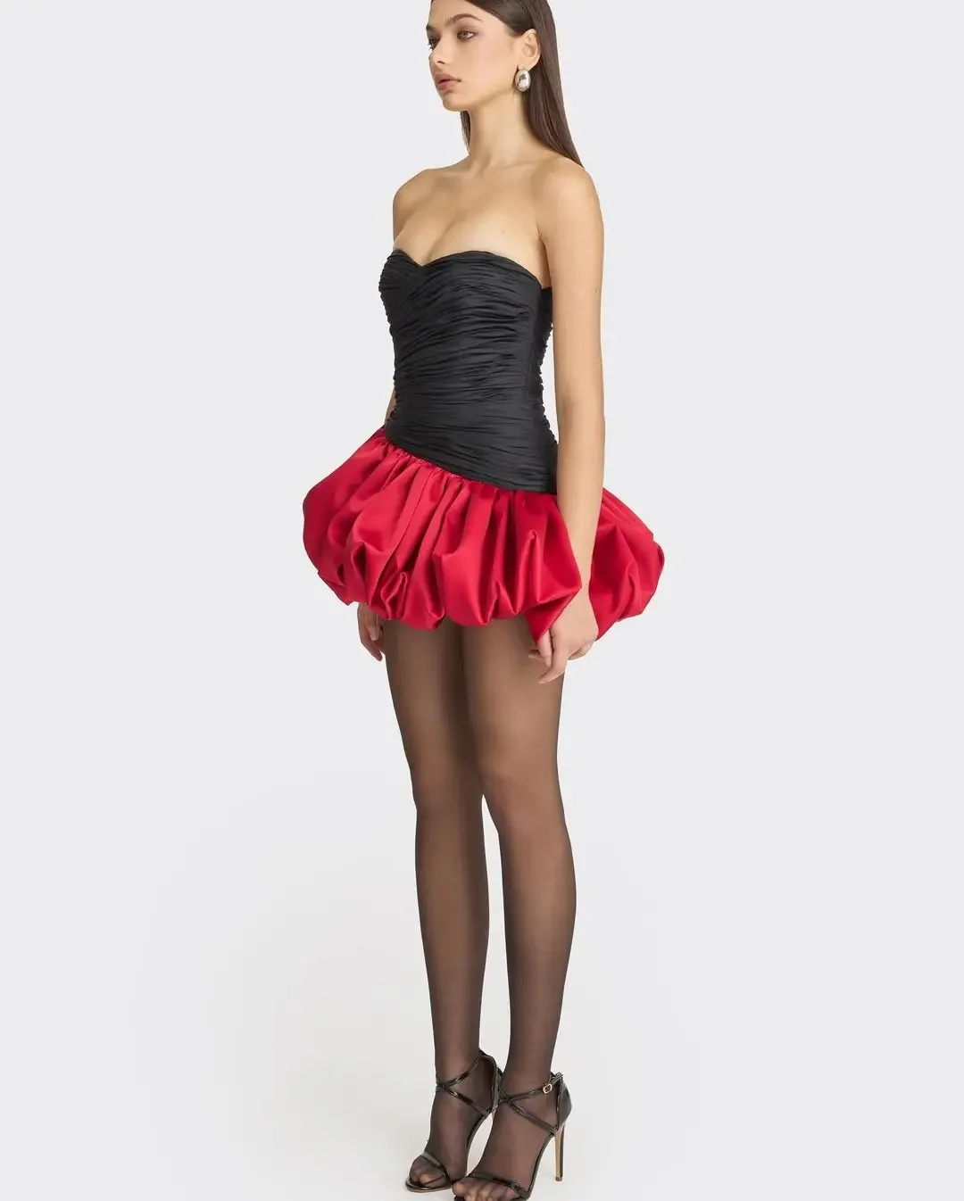 오프숄더 짧은 프롬 드레스, 레이어드 백리스 웨딩드레스, 블랙 레드 미니 프롬 드레스, 뒤쪽에 리본이 달린 스위트하트 파티 드레스