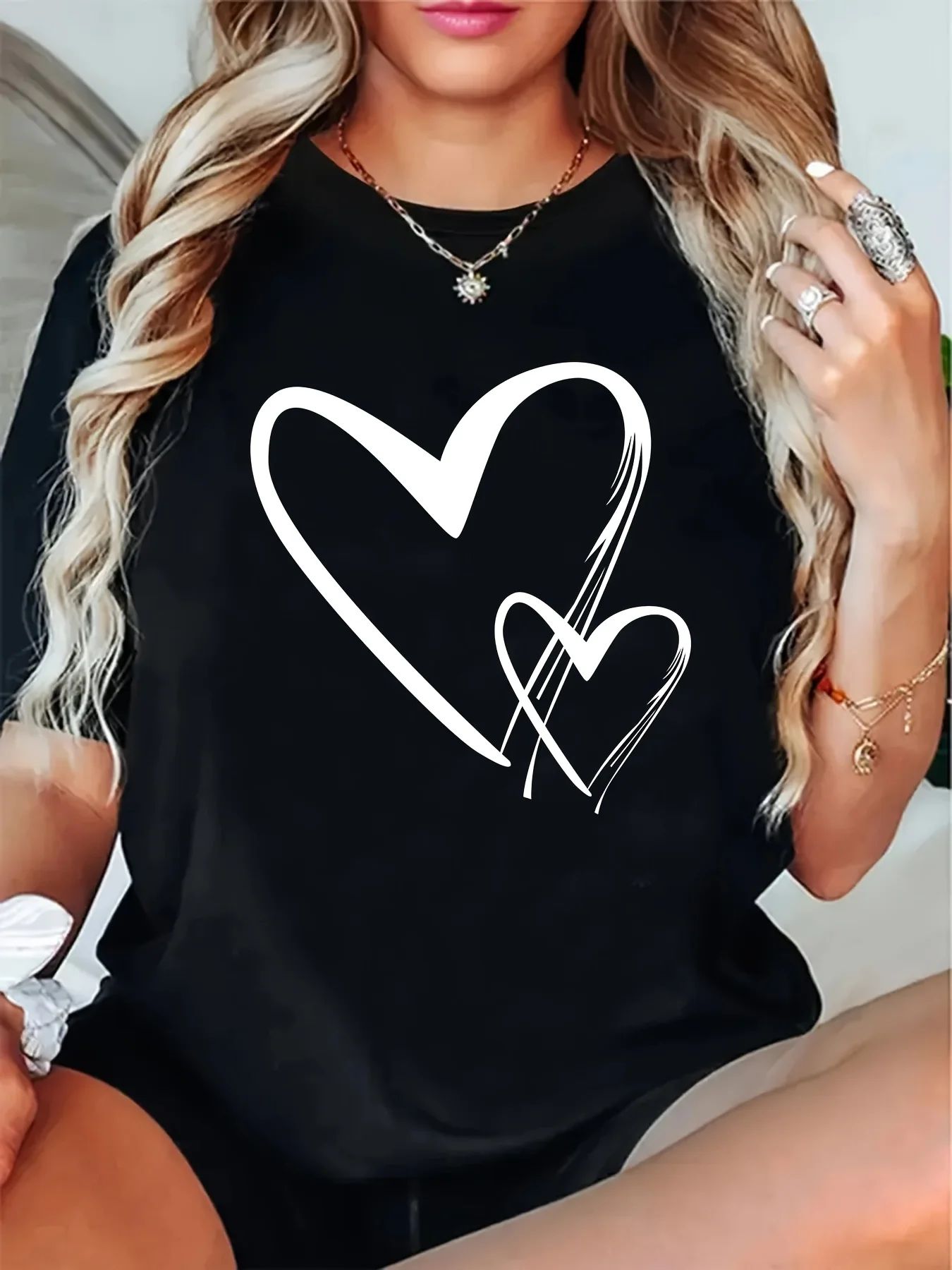 T-Shirt avec coeur Design noir avec coeur blanc graphique Harajuku manches courtes vêtements de sport hauts de rue T-Shirt vêtements esthétiques