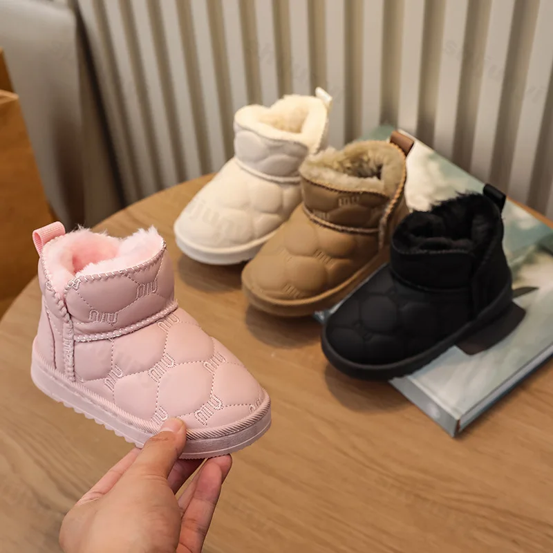 

Однотонные теплые толстые бархатные короткие зимние ботинки для девочек, зима 2024, детские плюшевые удобные модные универсальные нескользящие хлопковые ботинки