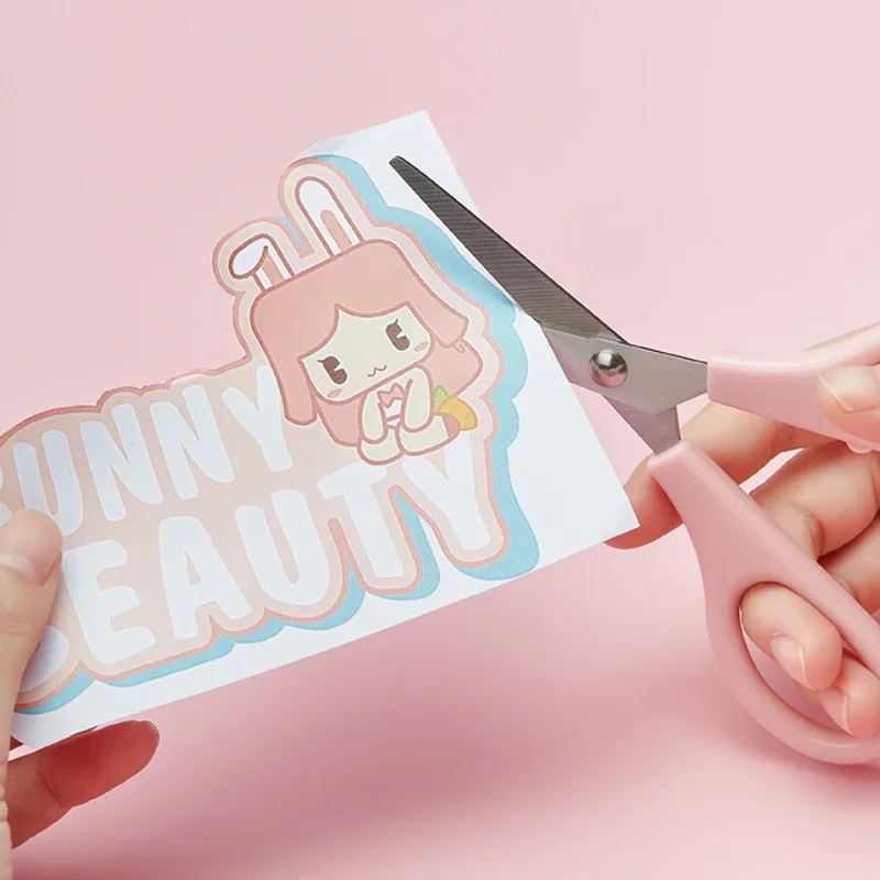 مقص كرتوني لطيف شفرة من الفولاذ المقاوم للصدأ مع غطاء واقي طرف مدور آمن لقطع الورق المصنوع يدويًا للطلاب