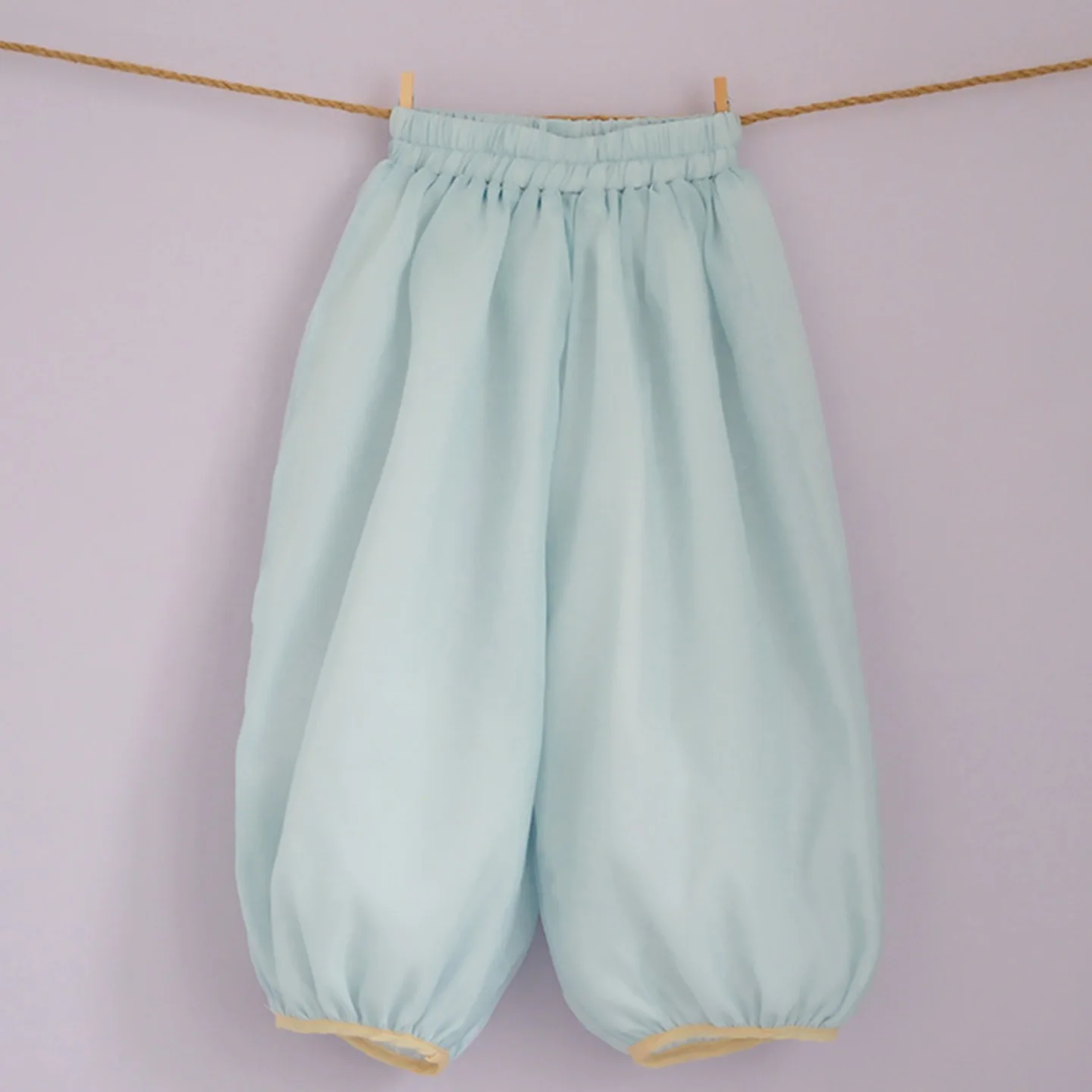 

Оригинальные светло-зеленые штаны с защитой от комаров, стильные и универсальные для лета, подходят для девочек в детском саду, удобные и дышащие детские длинные штаны.