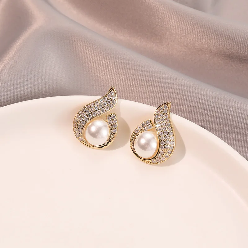 New minimalist and unique zirconia-set pearl earrings with a sophisticated touch, elegant ear ornaments for women, silver hooks