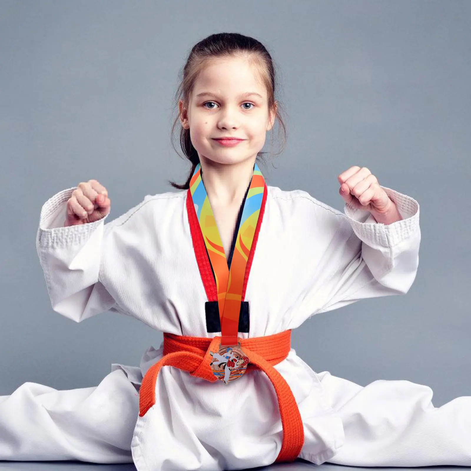 

Серебряная медаль для победителя соревнований по тхэквондо: металлический наградной предмет с дизайном в стиле боевых искусств – признание за достижения и гордость.