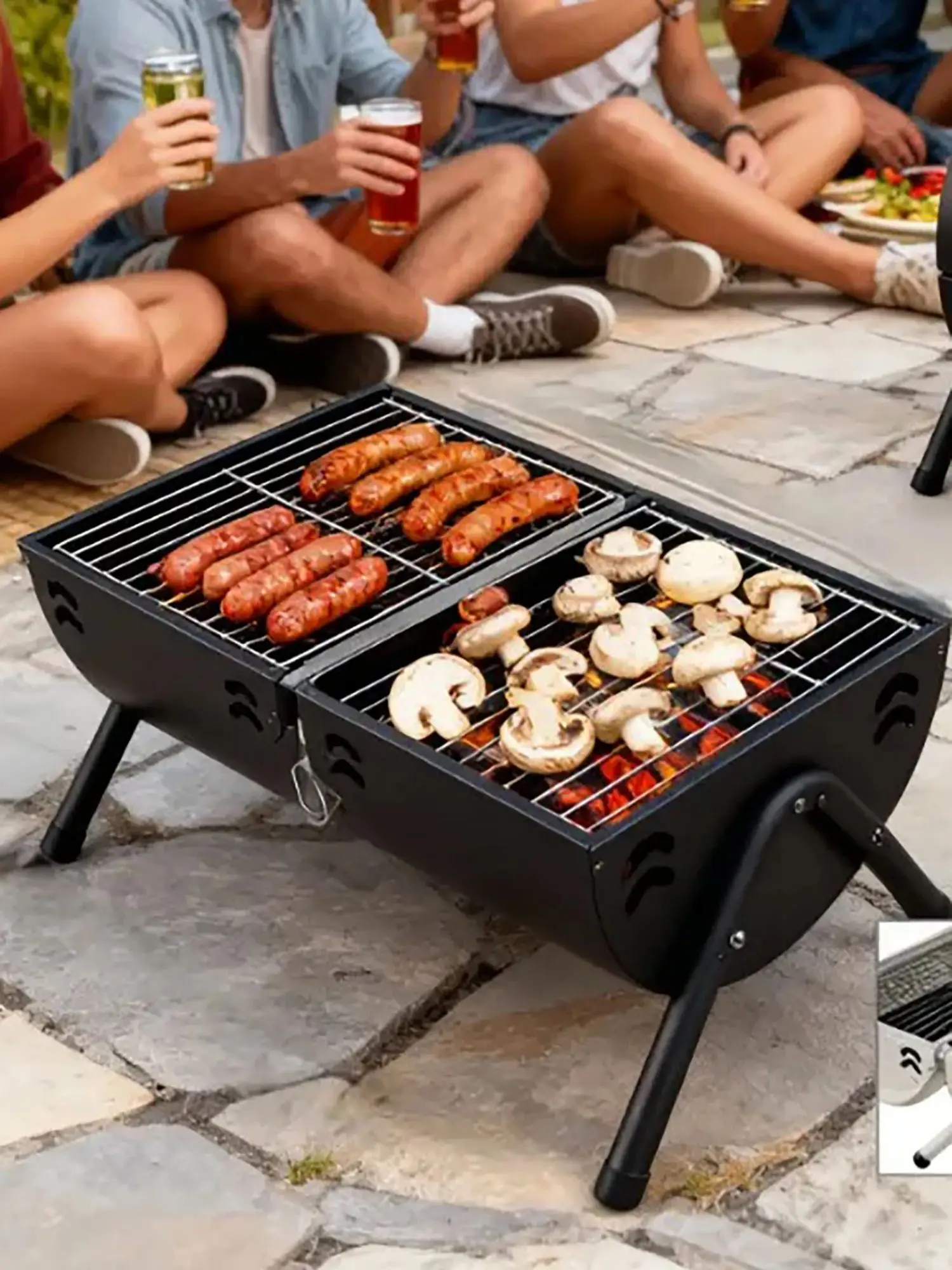 Un barbecue au charbon de bois portable pliable avec un manche en bois, adapté au camping, à la randonnée et aux voyages en plein air