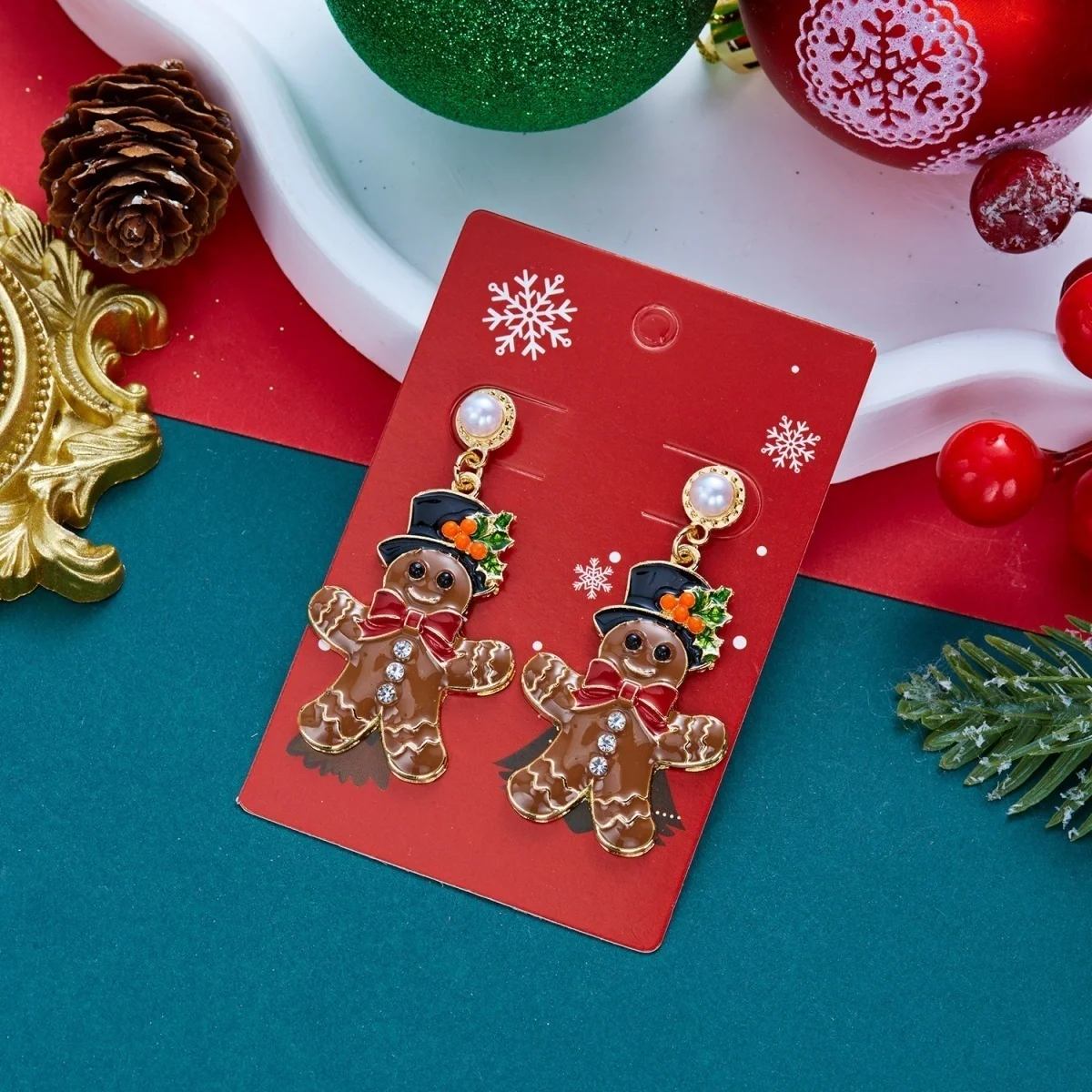Lustige Ohrstecker mit simulierten Perlen und Weihnachts-Lebkuchenmann-Motiv für Damen, kreative Acryl-Ohrringe mit winkenden Lebkuchen-Männchen, Schmuck – Detail 28