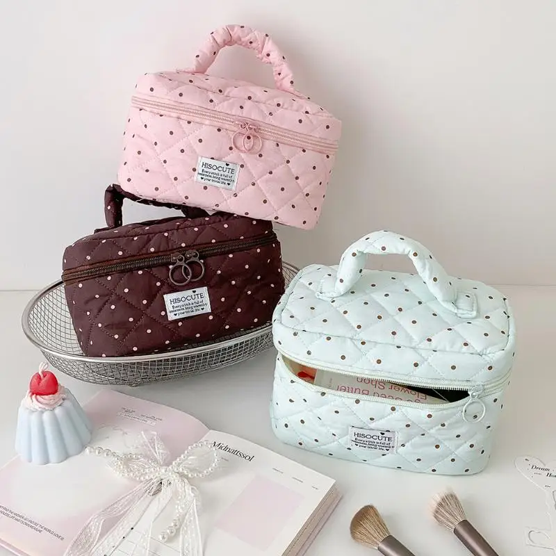 Niedliche, gesteppte Kosmetiktasche mit Polka-Dot-Muster, großes Fassungsvermögen, weicher Griff, ideal für Reisen und die tägliche Aufbewahrung von Hautpflegeprodukten. – Detail 4