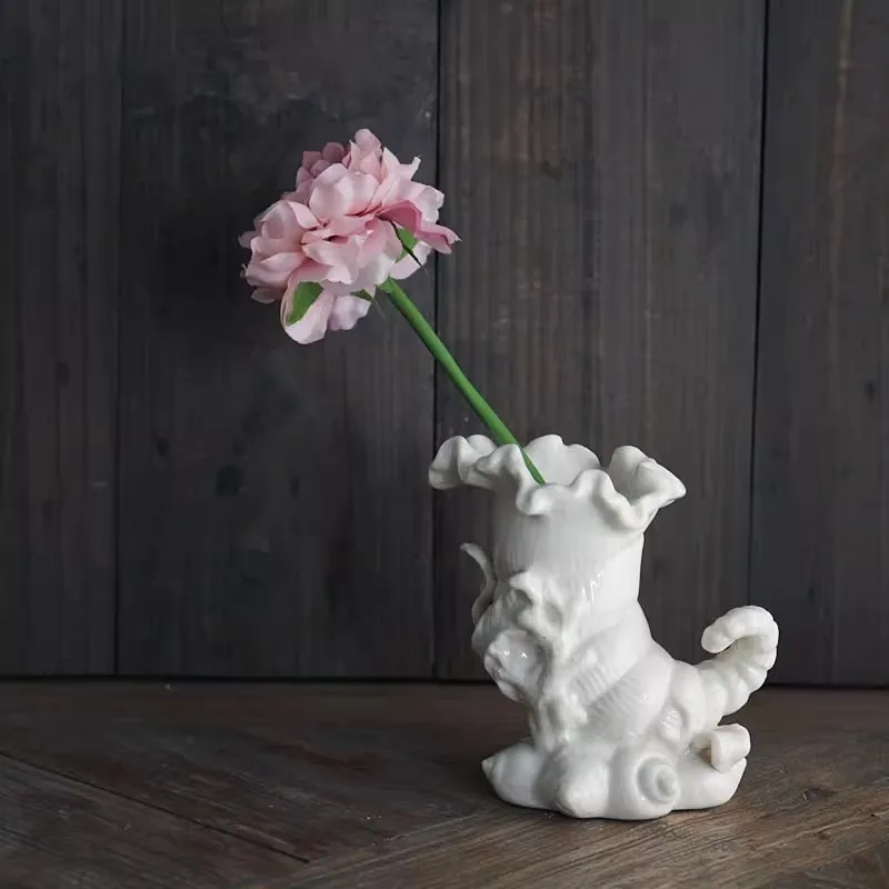 

Cream ceramic heavy industry conch relief decorative candlestick/flower device/straw storage tube small ornament