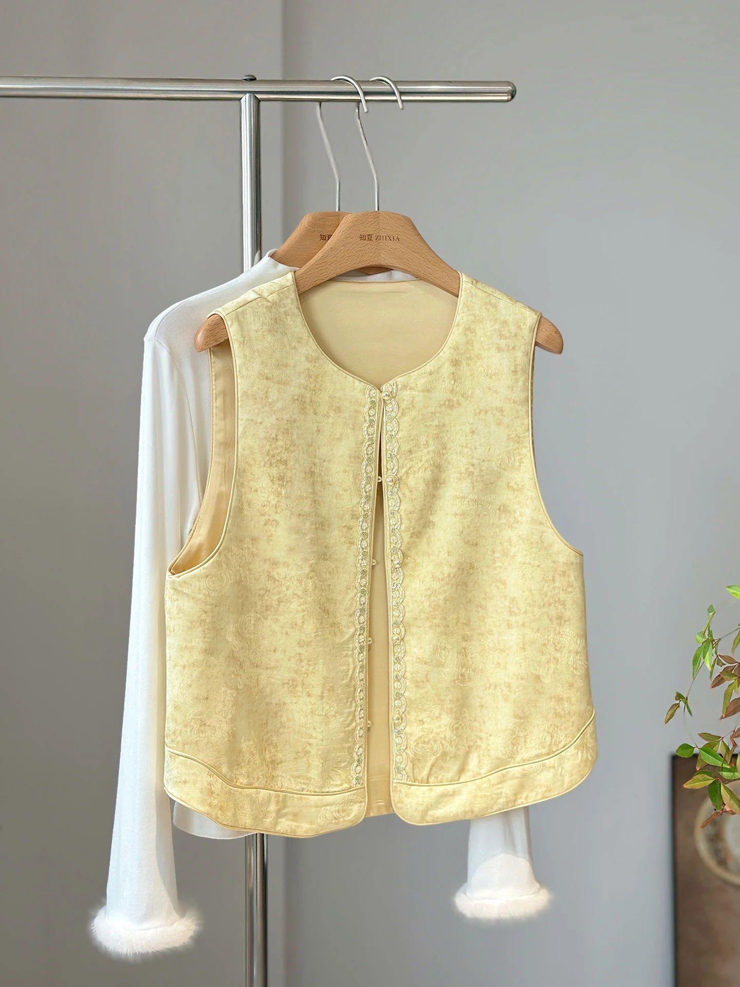 

Yellow High-End New Chinese Sle Embroidered Vest Women's Spring 2026 Young Whitening Daily National Sle Thin Outerwear