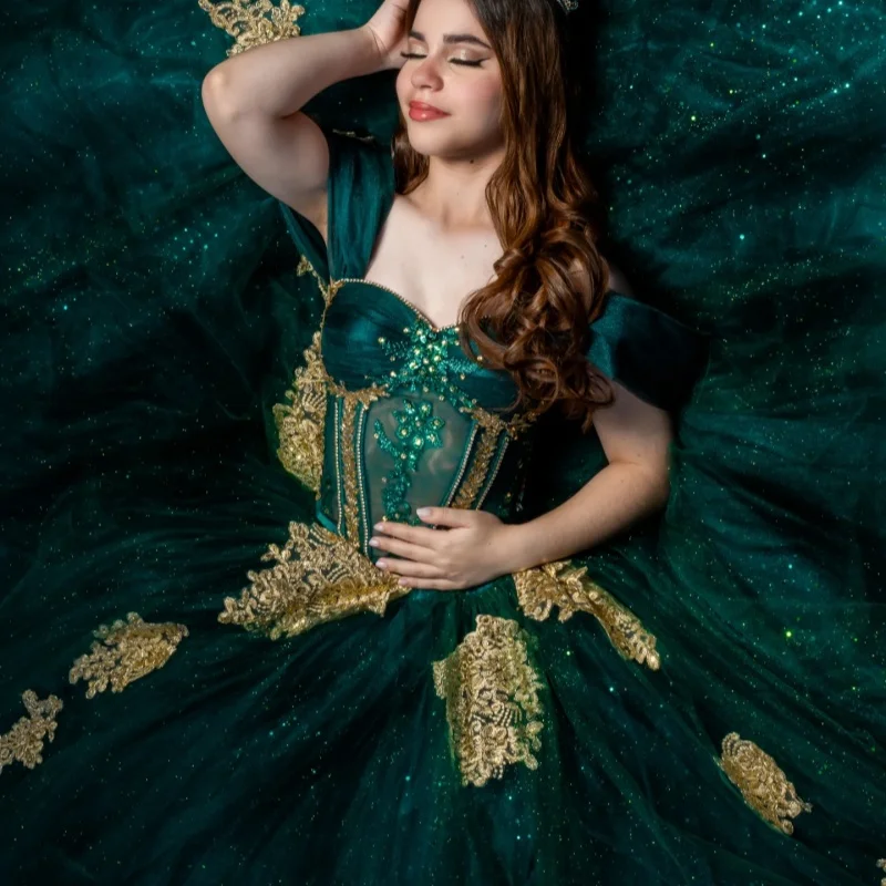 

Dark Green Quinceanera Dresses Off the Shoulder Decal Golden Glitter Long tail Bow Vestidoe 15 Quinceanera Customize