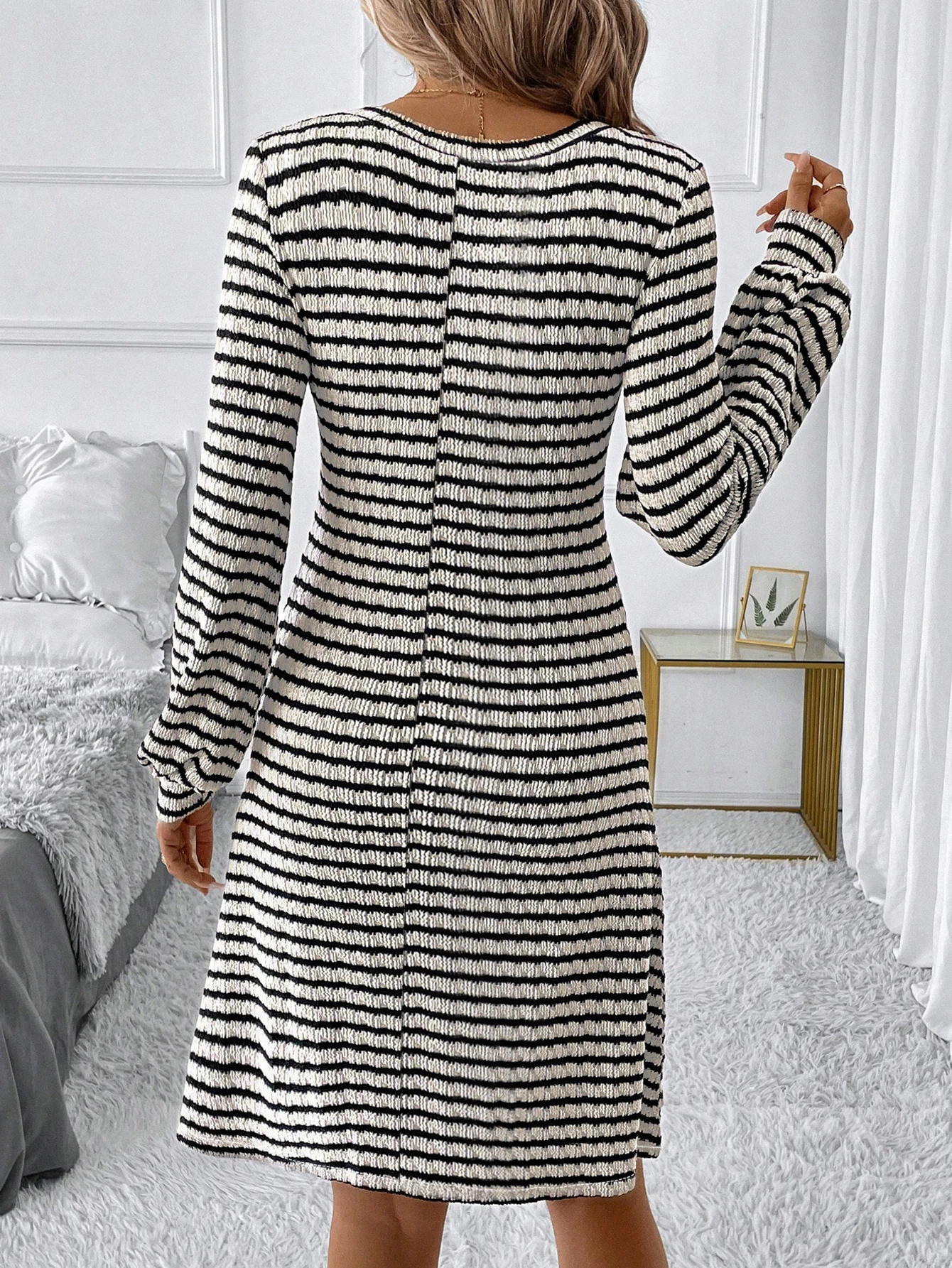 Damska sukienka w paski z dzianiny z dekoltem w szpic, długi rękaw, swobodny krój na jesień i na co dzień