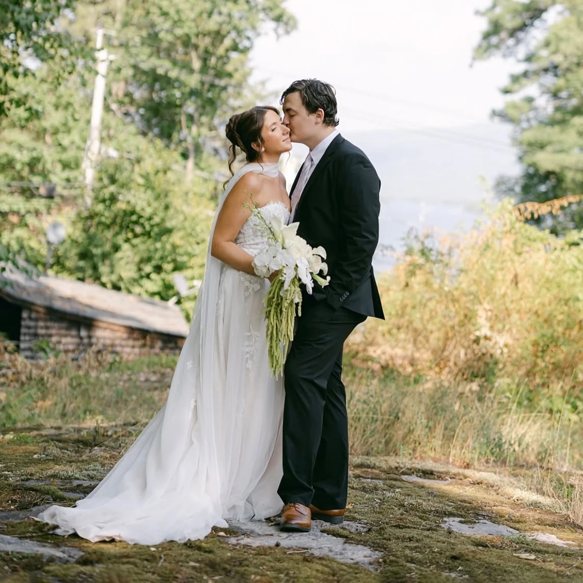 Customized Sweetheart Appliqued Wedding Dress A Line Embroidered Mesh Modern Strapless Graceful Bridal Gowns Long Neck Scarf