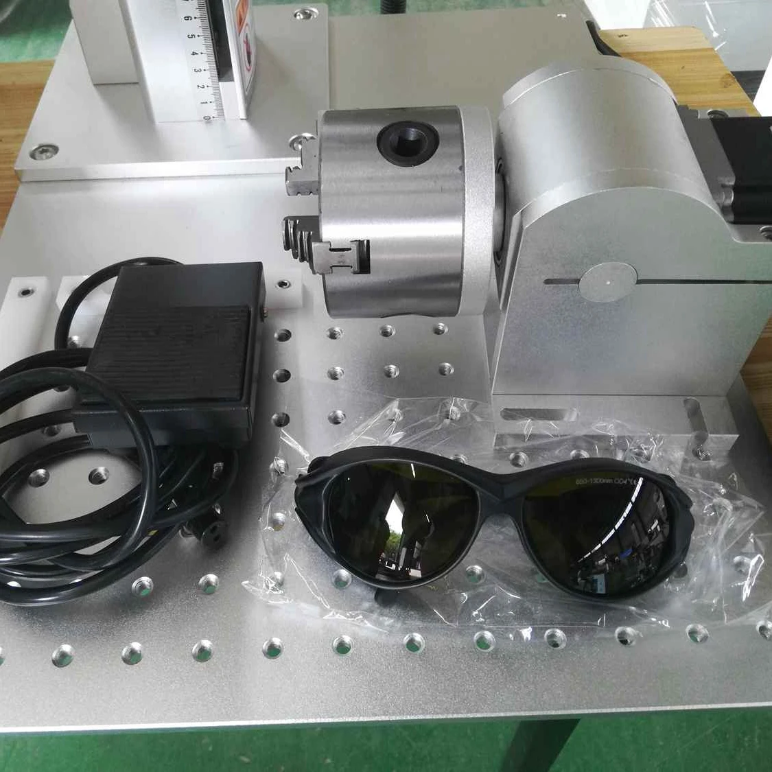 10W 20W Metal Optical Fiber Laser Marking Machine with Cheap Price rotary axis included