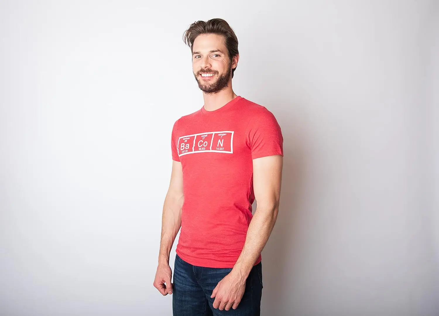 تي شيرت لحم الخنزير المقدد لعنصر الكيمياء المضحك - تي شيرت قطني 100% برسومات الطاولة الدورية الحمراء - يجب اقتناؤه لعشاق الكيمياء والعلوم