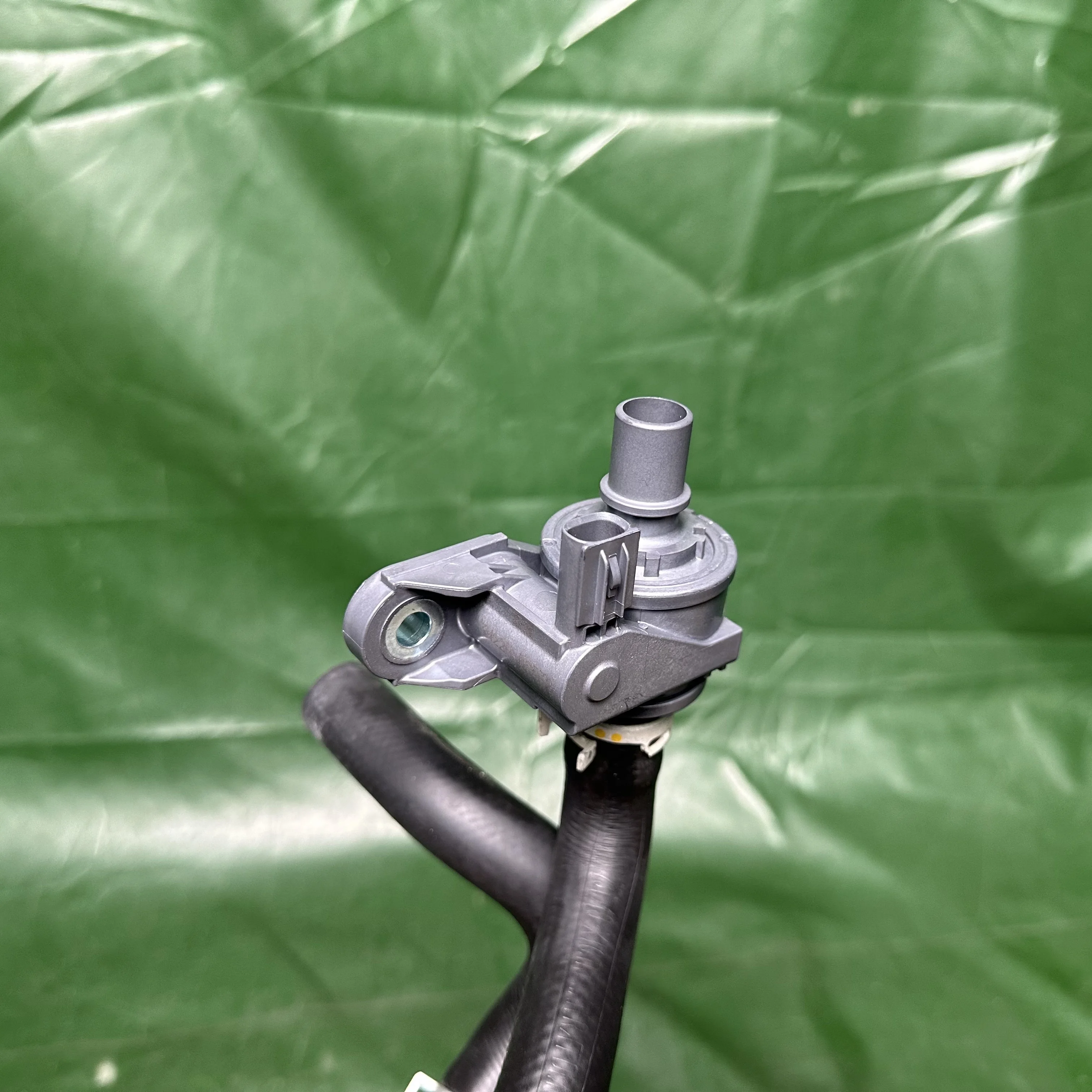 مصنع رائجة البيع 16260-25010 16260-F0010 صمام المياه مع الأنابيب لكامري