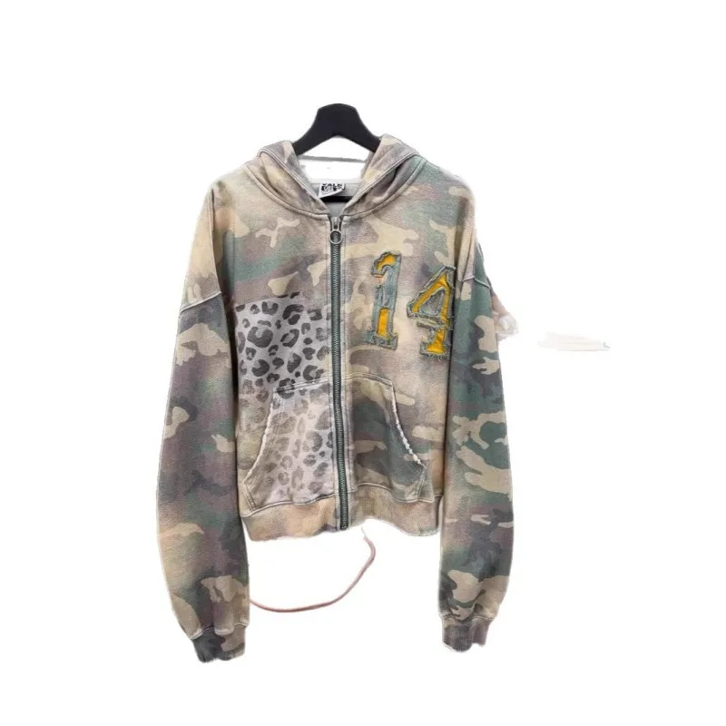 Krótka bluza z kapturem na zamek w kamuflażowy wzór leoparda, damska kurtka z haftem i efektem postarzenia, styl Y2K streetwear vintage casual.