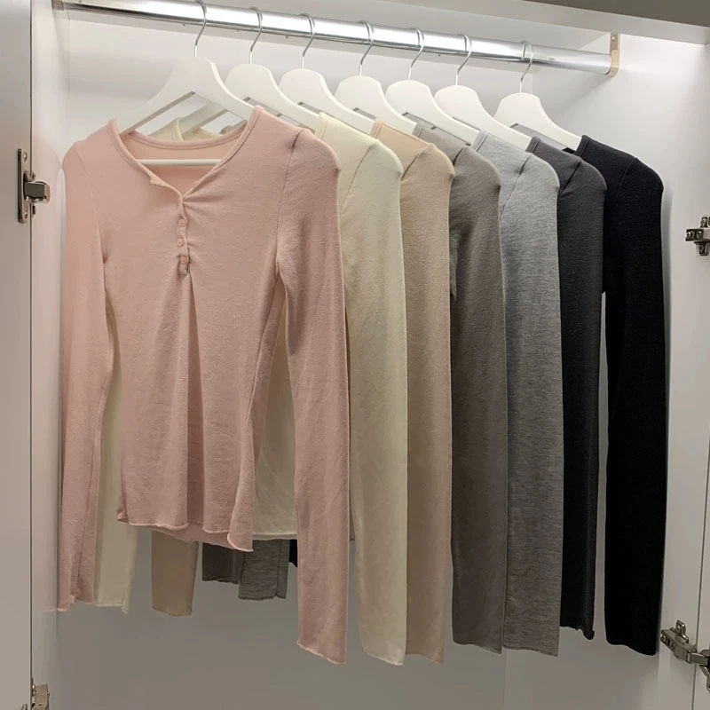 قميص بأكمام طويلة ضيق الخصر، تصميم جديد لخريف وشتاء دونغدا جيت، قميص محبوك رقيق بياقة شبه مفتوحة وأكمام مطوية، نمط كوري بلون ...