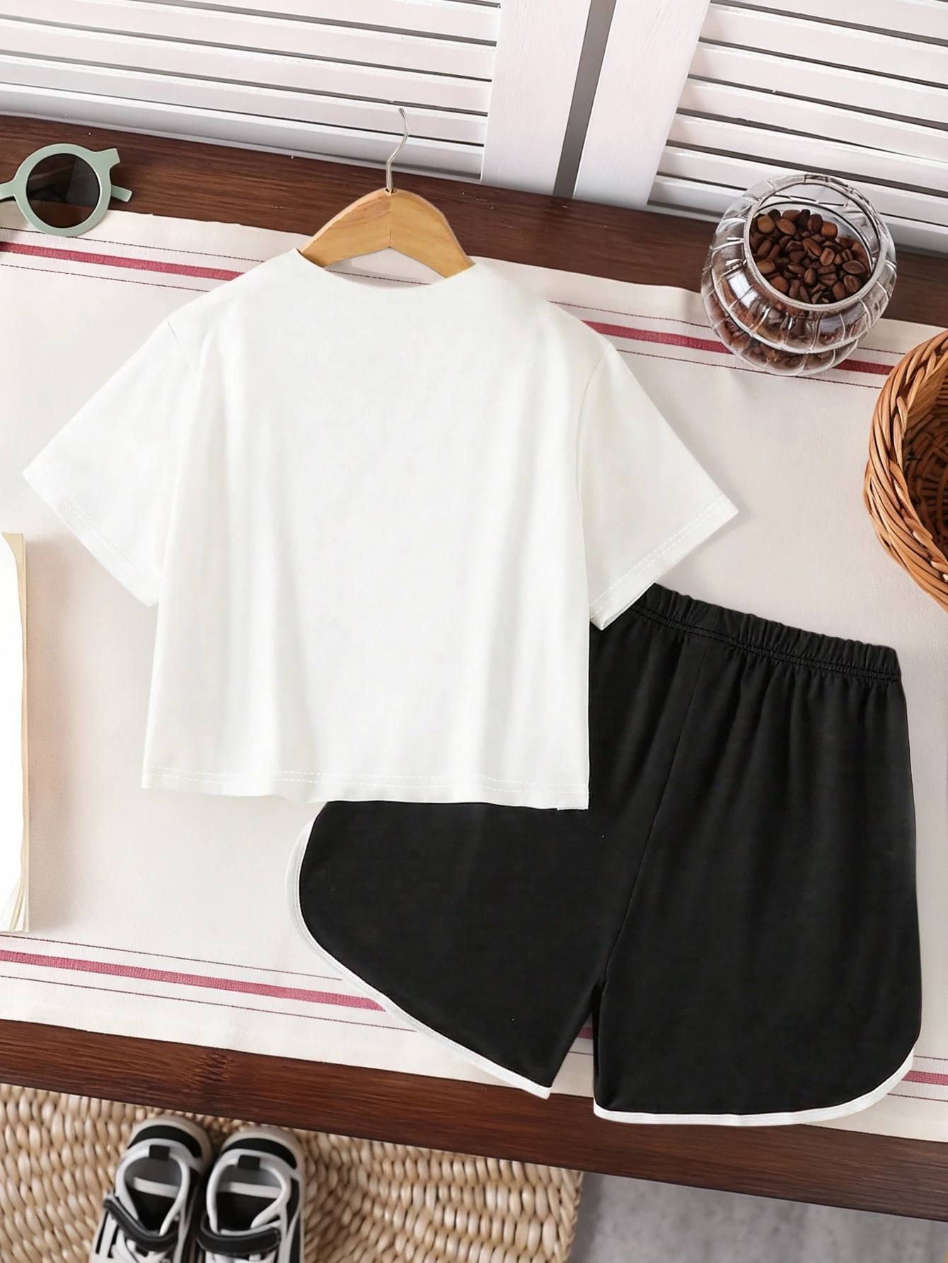 Girls' Sweet and Cool Fruit Letter Print Set Cherry Cherry Short-Sleeve Round Neck T-Shirt + Sports Shorts Children's Summer Two-Piece Set Cute Summer Two-Piece Set for Girls, Suitable for Holiday Gifts, Spring, Summer, and Autumn Outdoor Parties, Fashionable and Versatile for Outings, Korean Style Elegant and Ladylike Children's Clothing