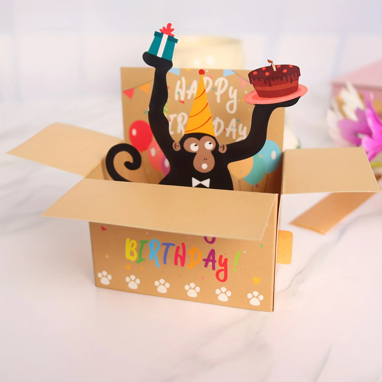 بطاقة عيد ميلاد منبثقة ثلاثية الأبعاد مضحكة على شكل قرد/كلب/كبار السن مع "عيد ميلاد سعيد!" لافتة وبالونات، بطاقة دعوة للحفلات لأعياد الميلاد #3