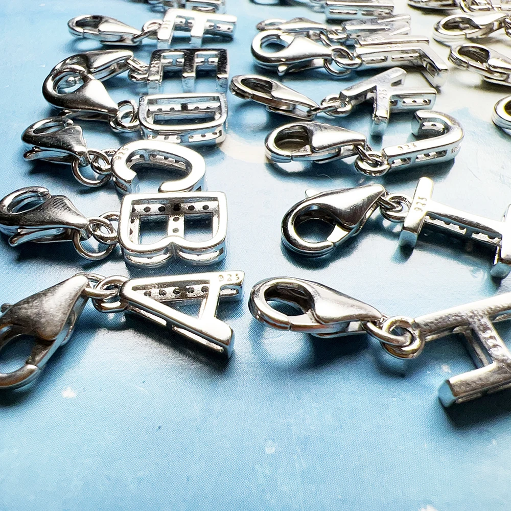 Buchstaben mit Charm-Anhänger aus weißem Stein, brandneuer Club-Schmuck, klassisches Geschenk aus 925er Sterlingsilber – Detail 8