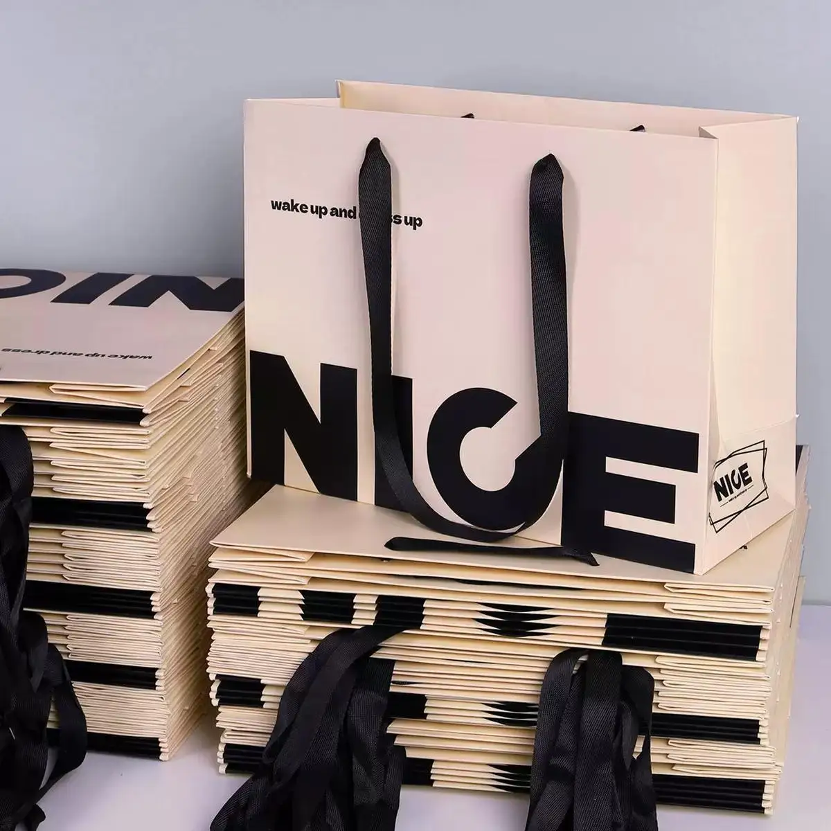 Recyclable White Cardboard Shopping Bags With Handles Custom Logo Paper Handbags Retail Gift Packaging For Shoes Clothing Store