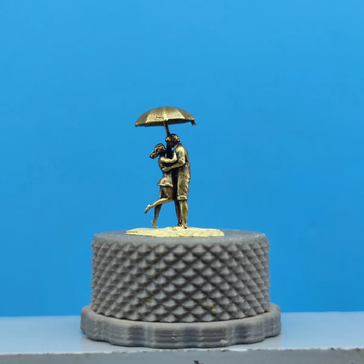 Brass Couple Holding Umbrella Miniature Figure Character DIY Diorama Sand Table Railway Layout Decor Micro Landscape Ornament
