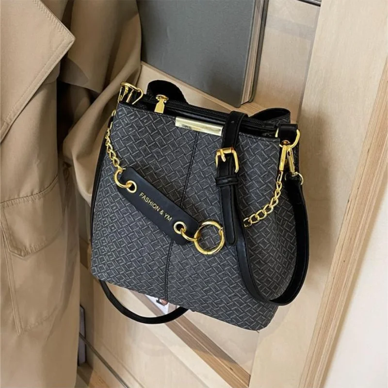 Borsa Versatile Casual semplice in stile coreano per le donne borsa a secchiello tessuta di nuova moda borsa a tracolla popolare di nicchia di