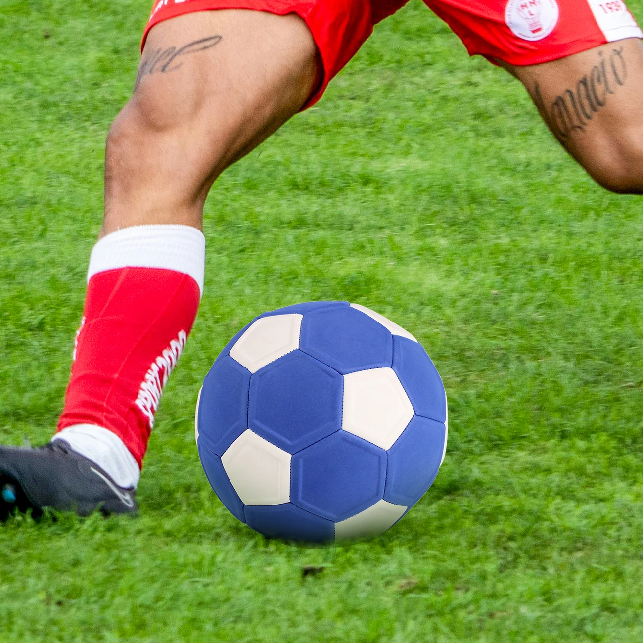 قطعة واحدة مقاس 4 و5 كرة قدم رياضية متينة وناعمة ومريحة، مناسبة للفصول الأربعة للمنافسة والتدريب